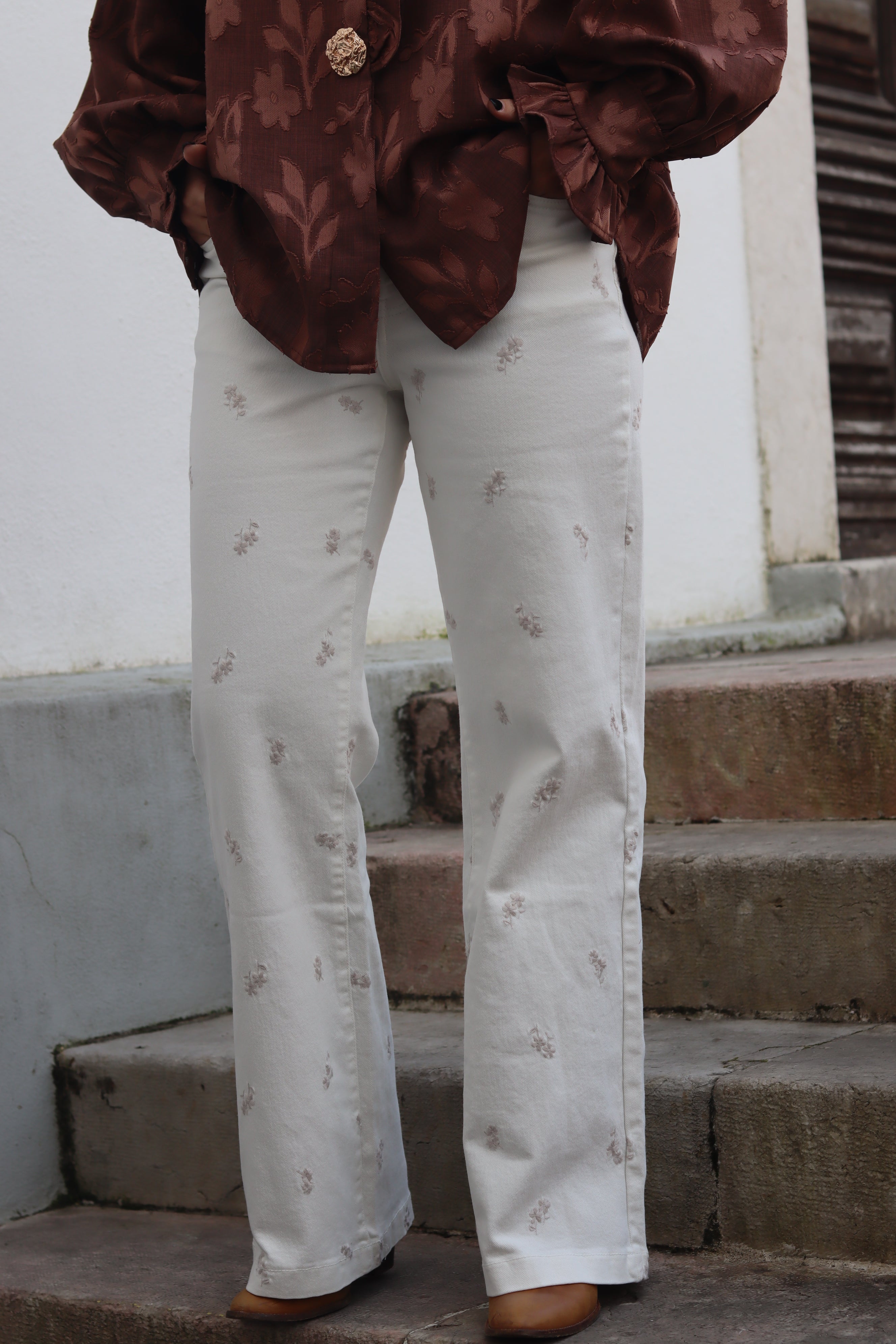 Calças brancas bordados
