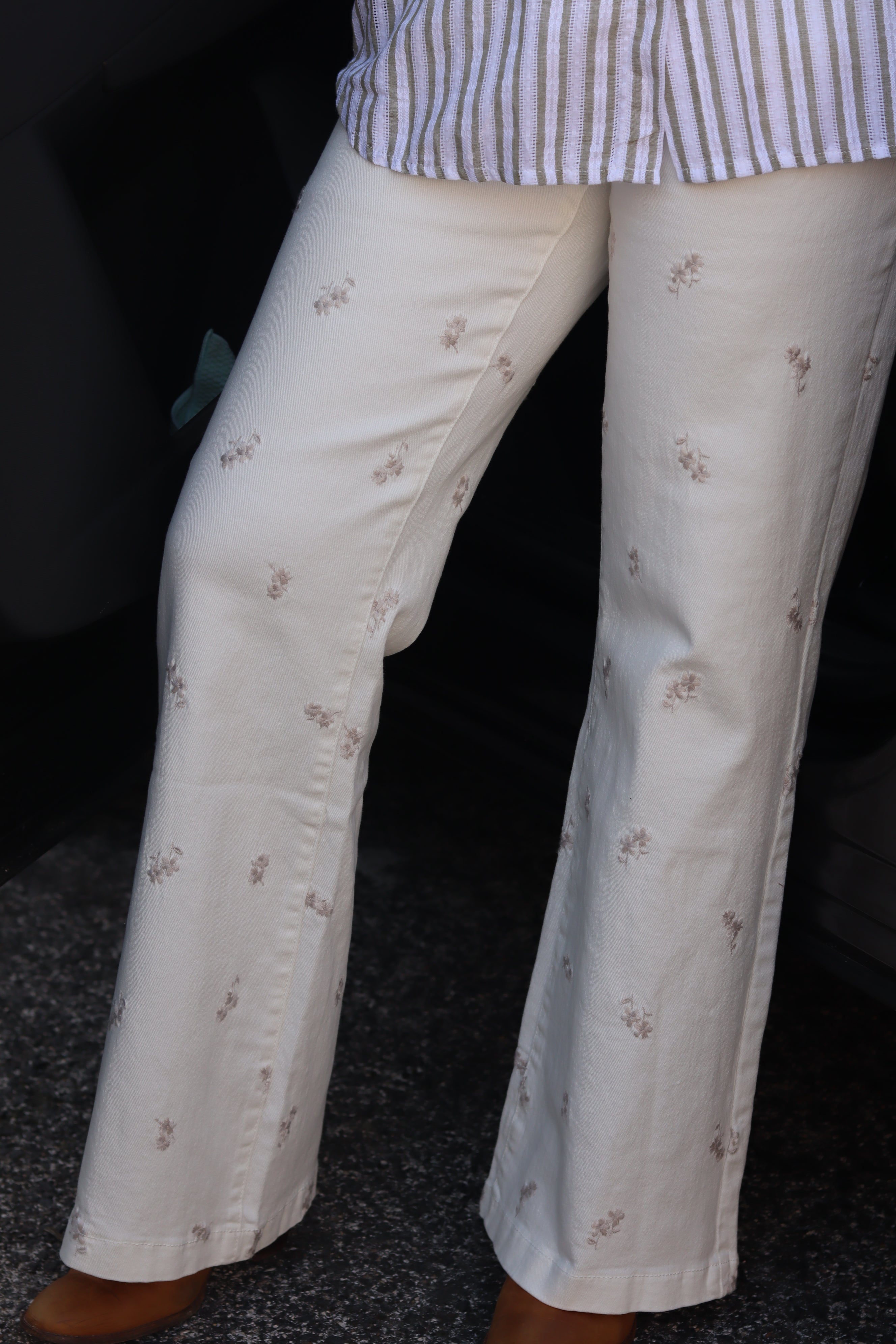 Calças brancas bordados