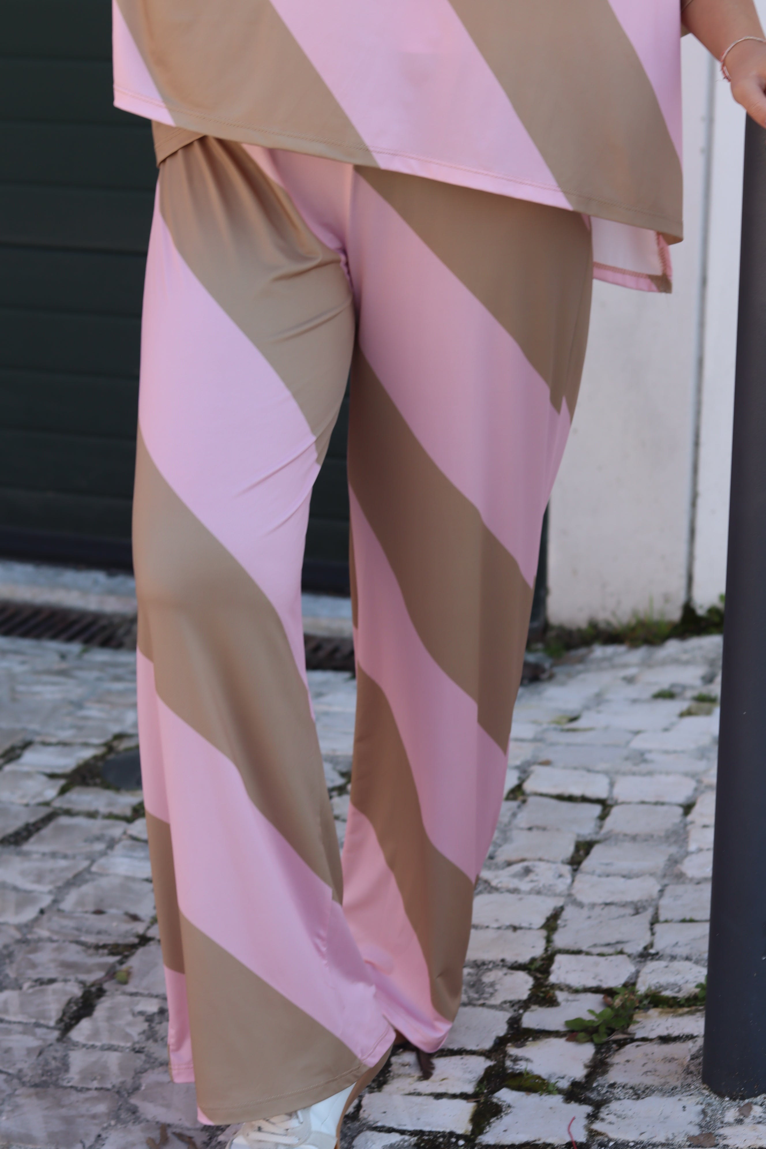 Conjunto riscas rosa e camel