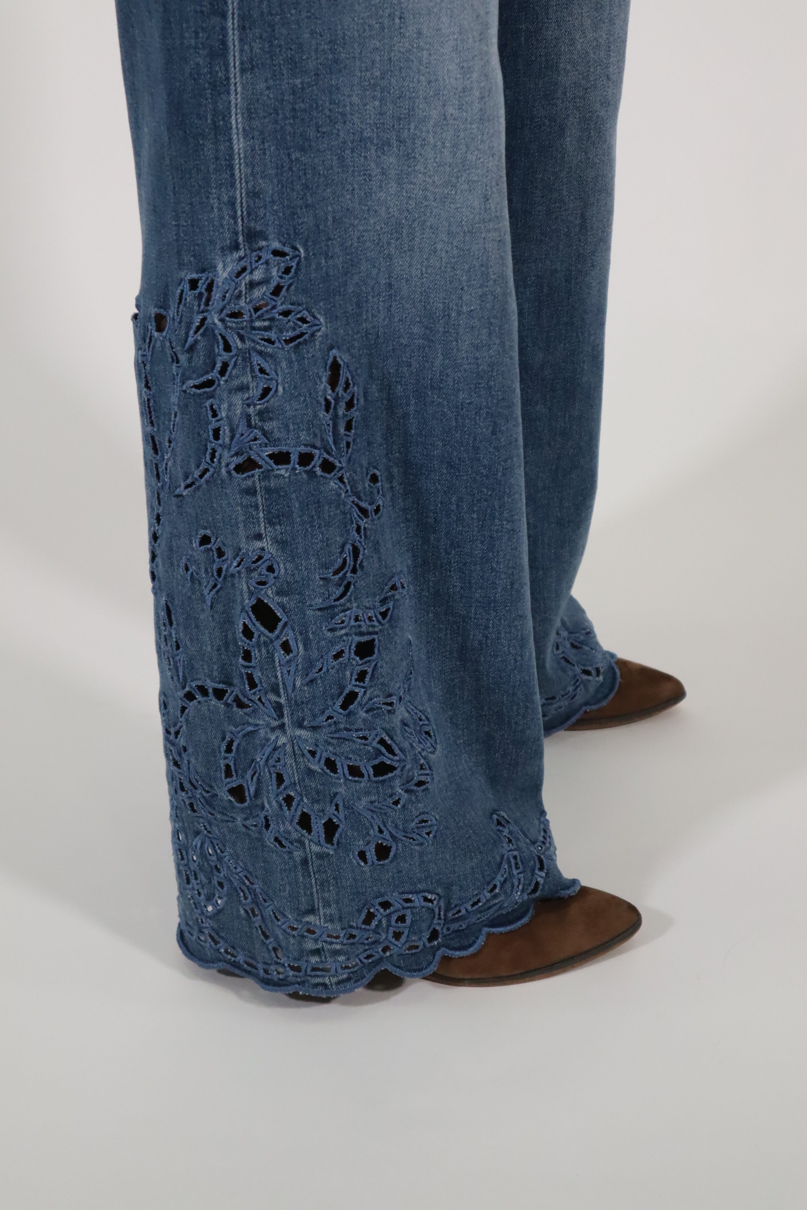 Calças ganga bordados