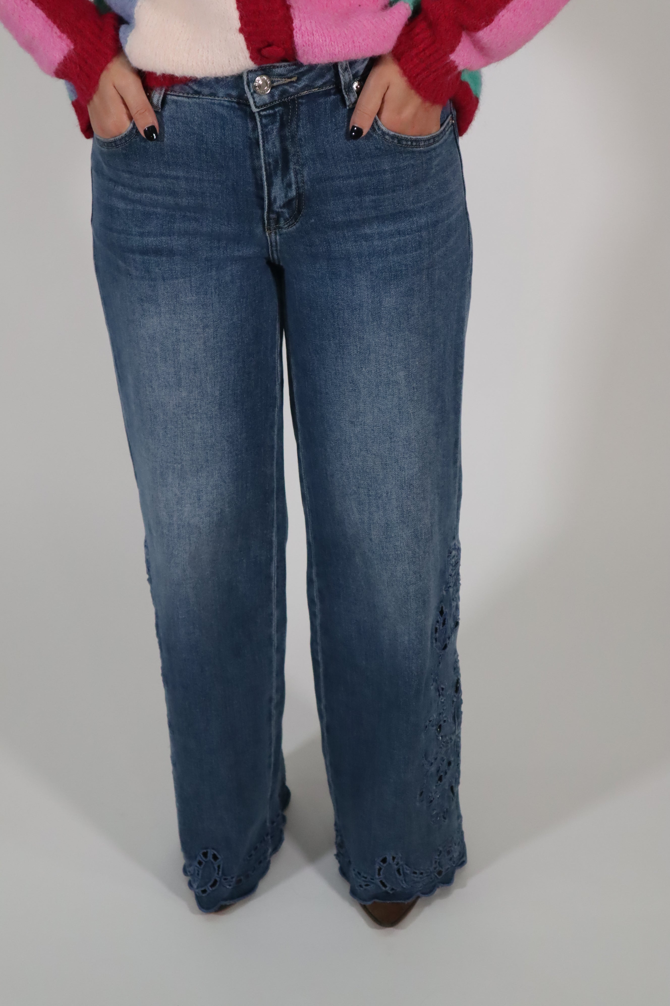 Calças ganga bordados