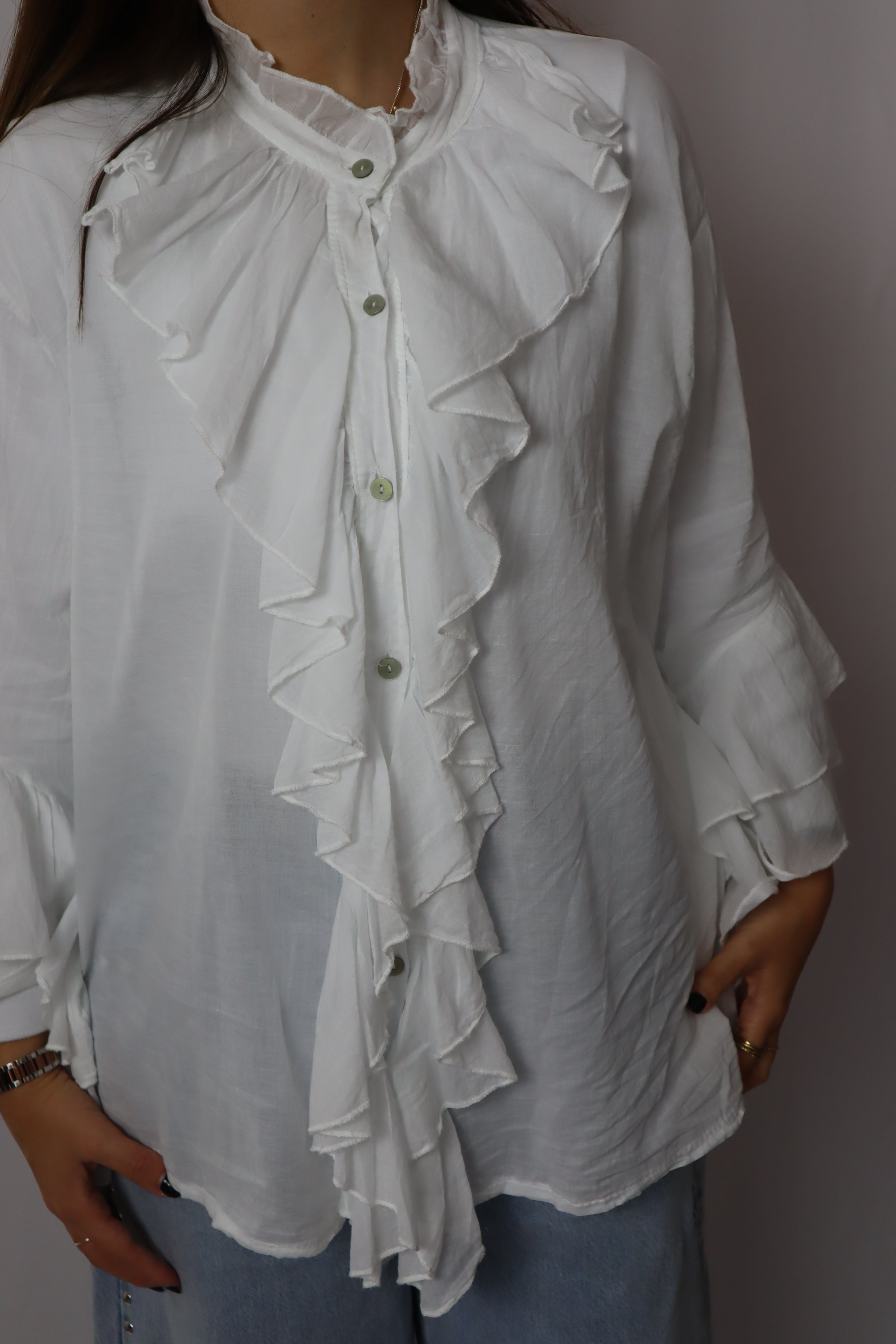 Camisa folhos à frente e mangas