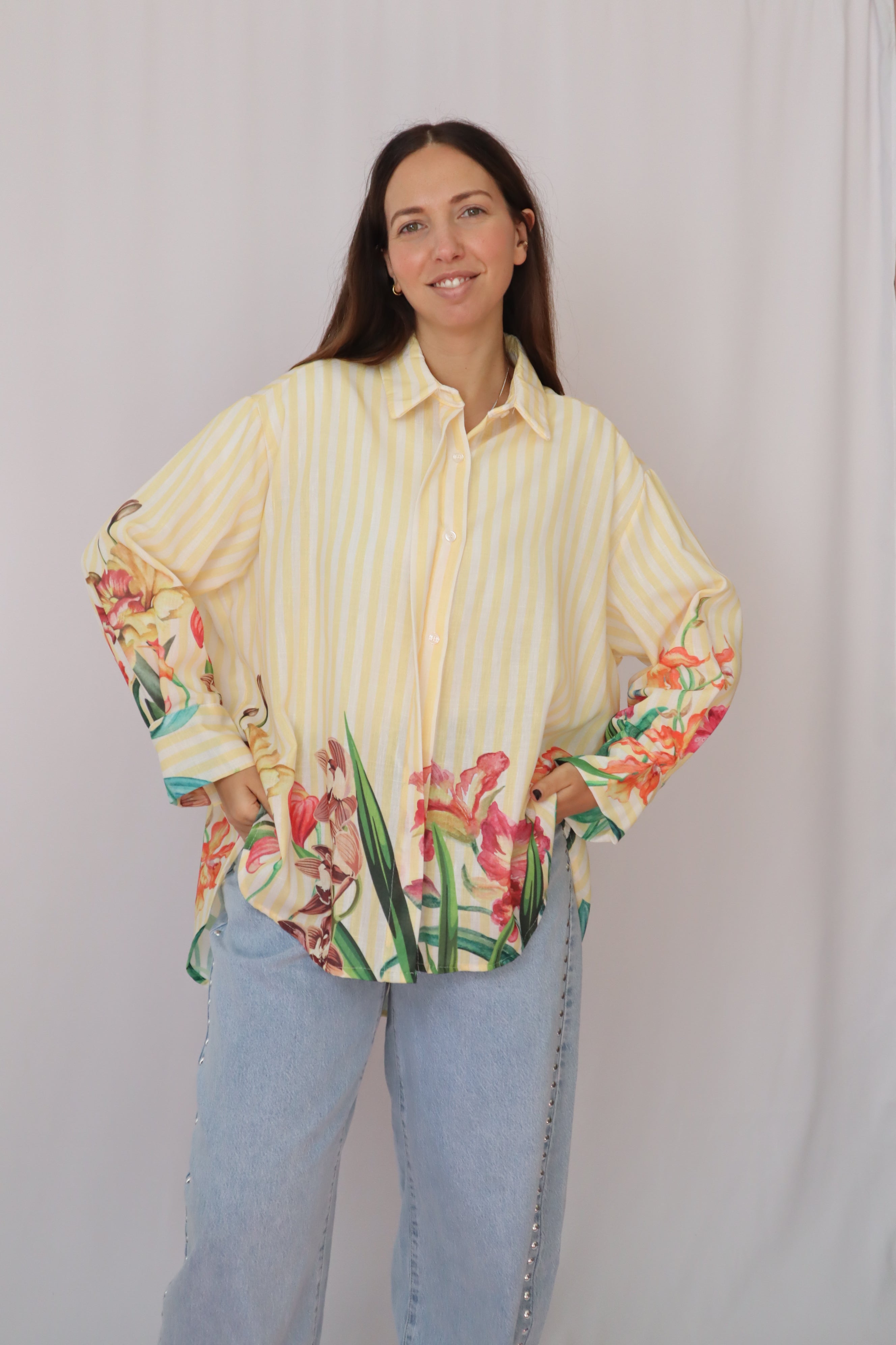 Camisa riscas com flores