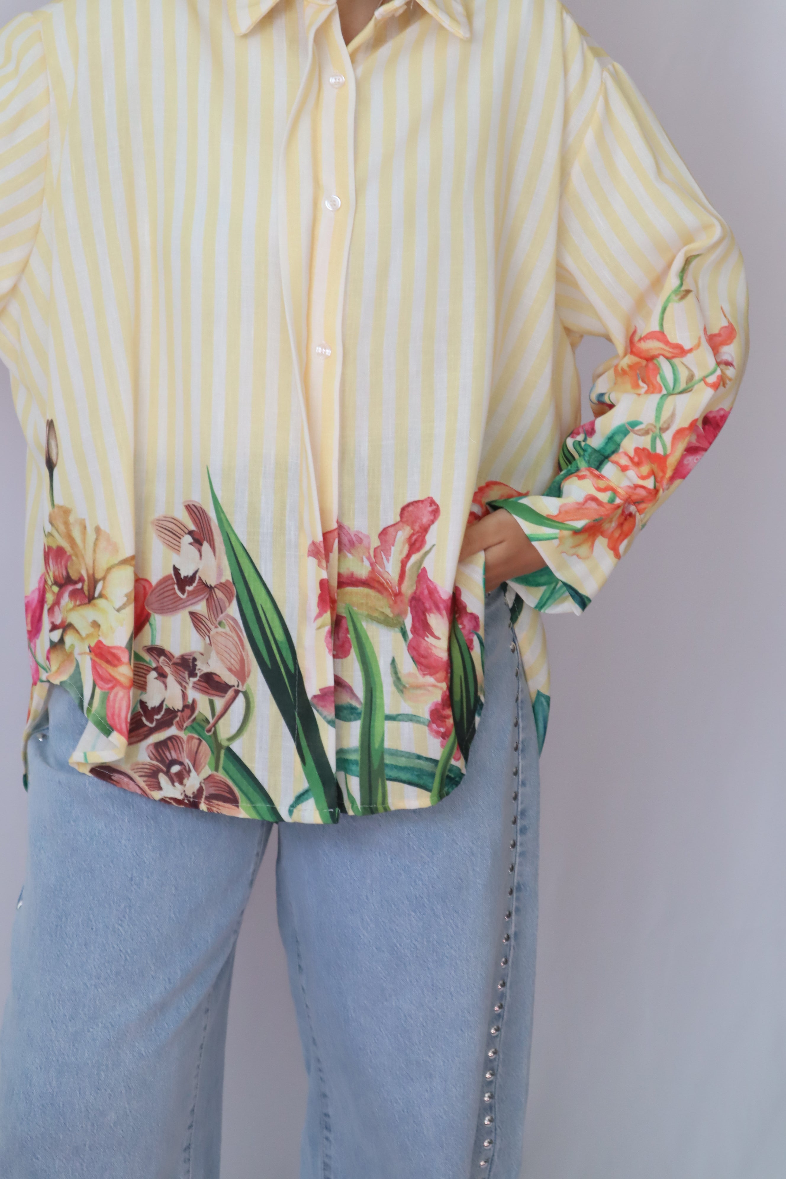 Camisa riscas com flores