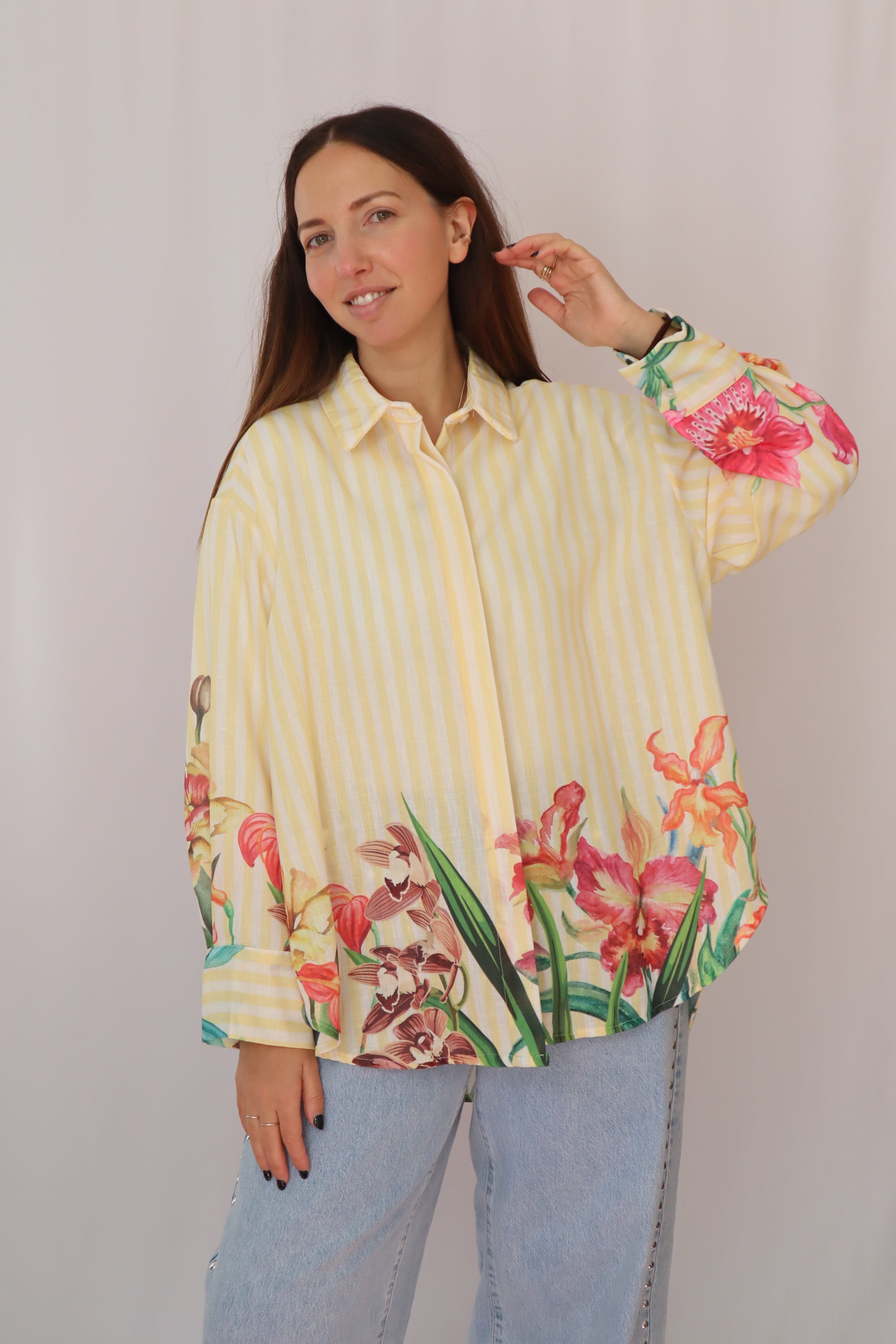 Camisa riscas com flores