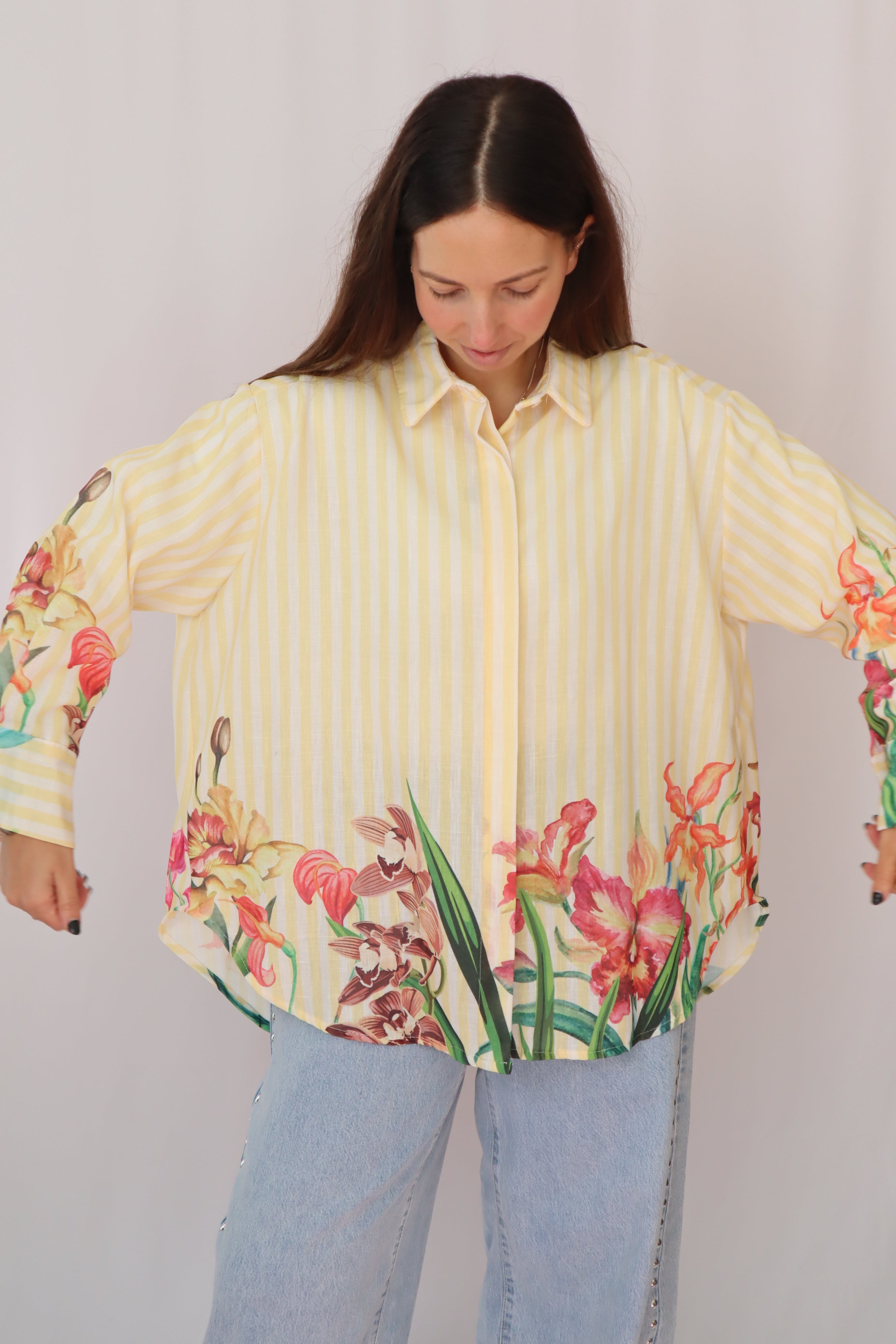 Camisa riscas com flores