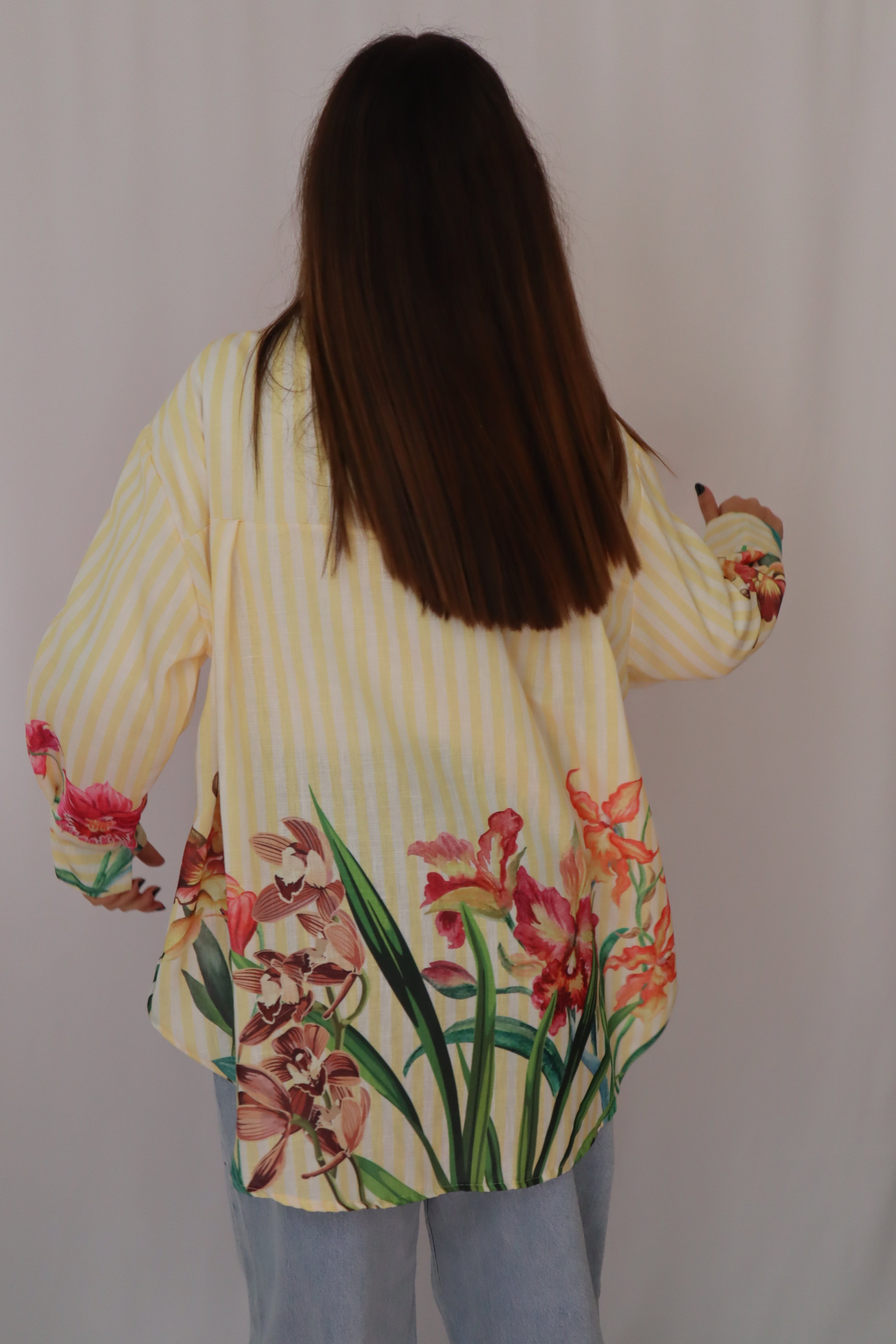 Camisa riscas com flores