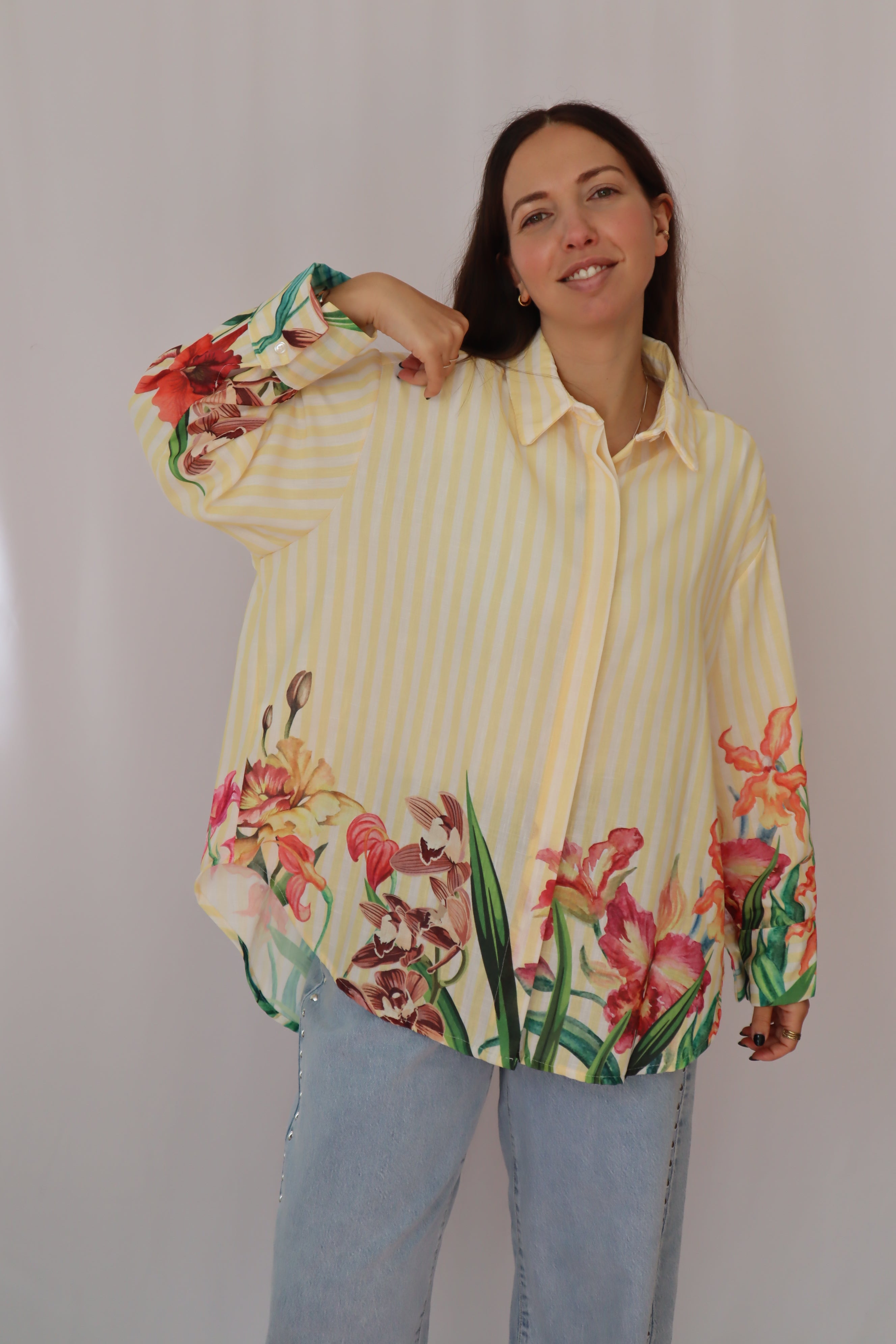 Camisa riscas com flores