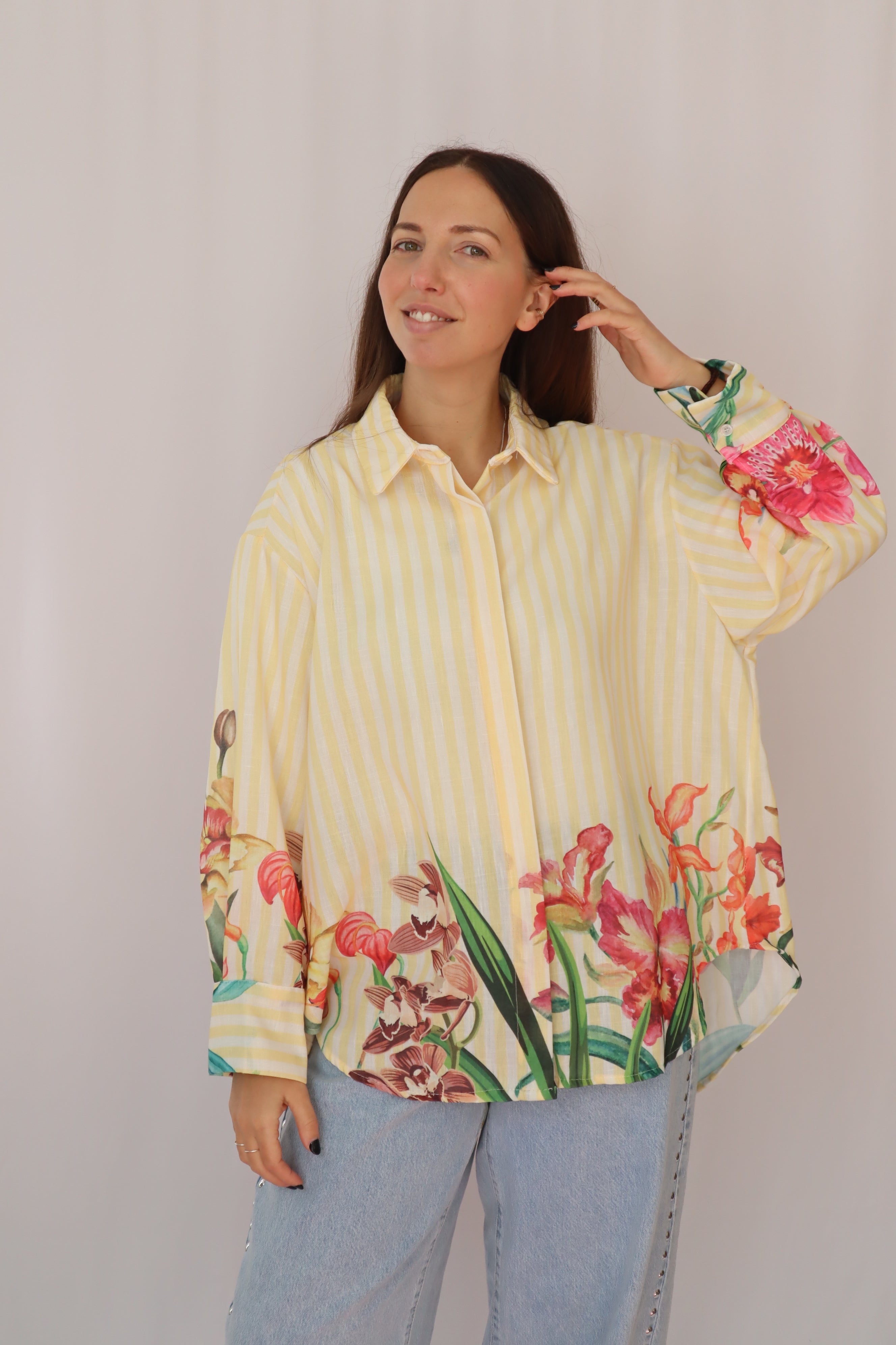 Camisa riscas com flores
