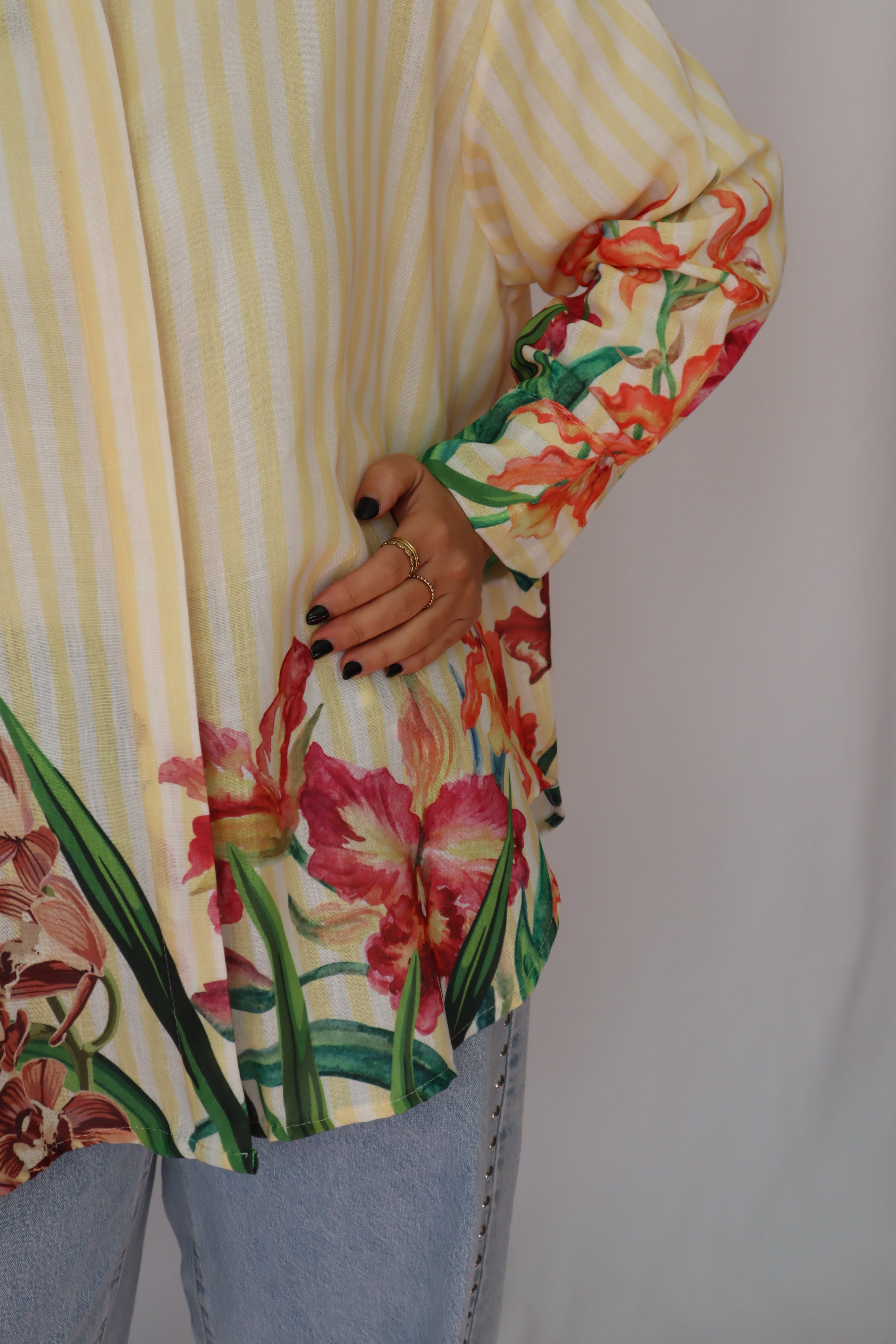 Camisa riscas com flores