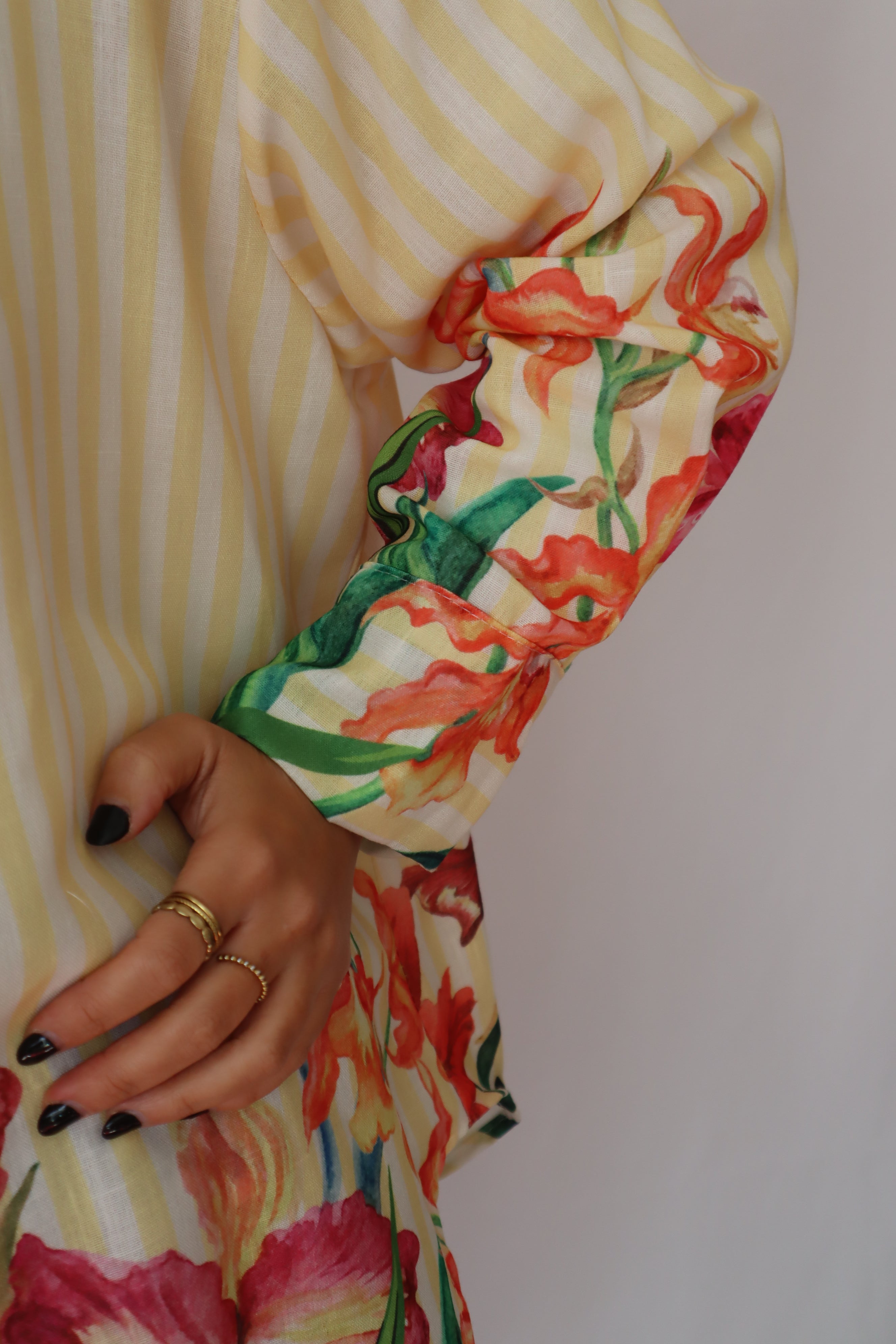 Camisa riscas com flores