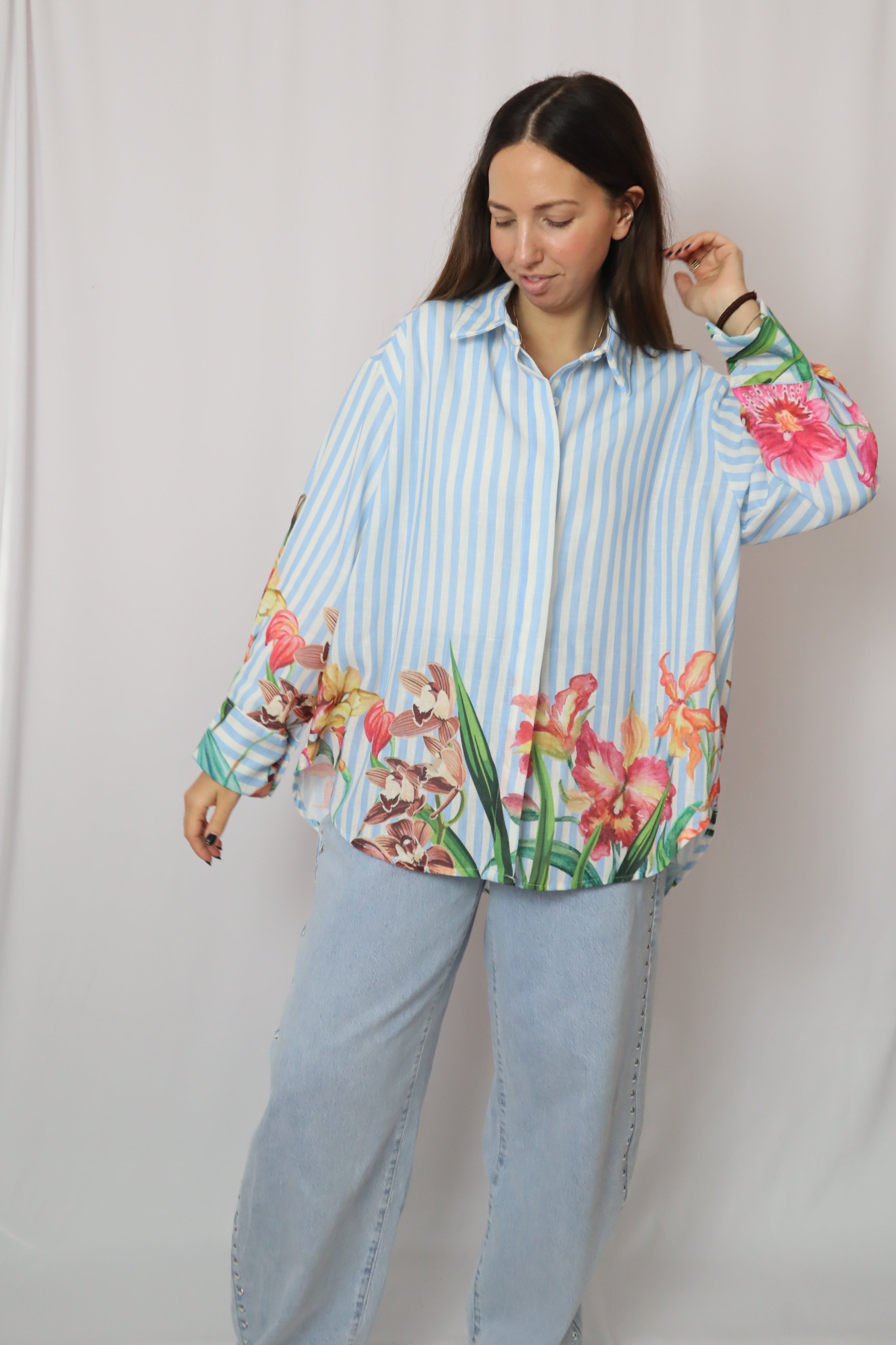 Camisa riscas com flores