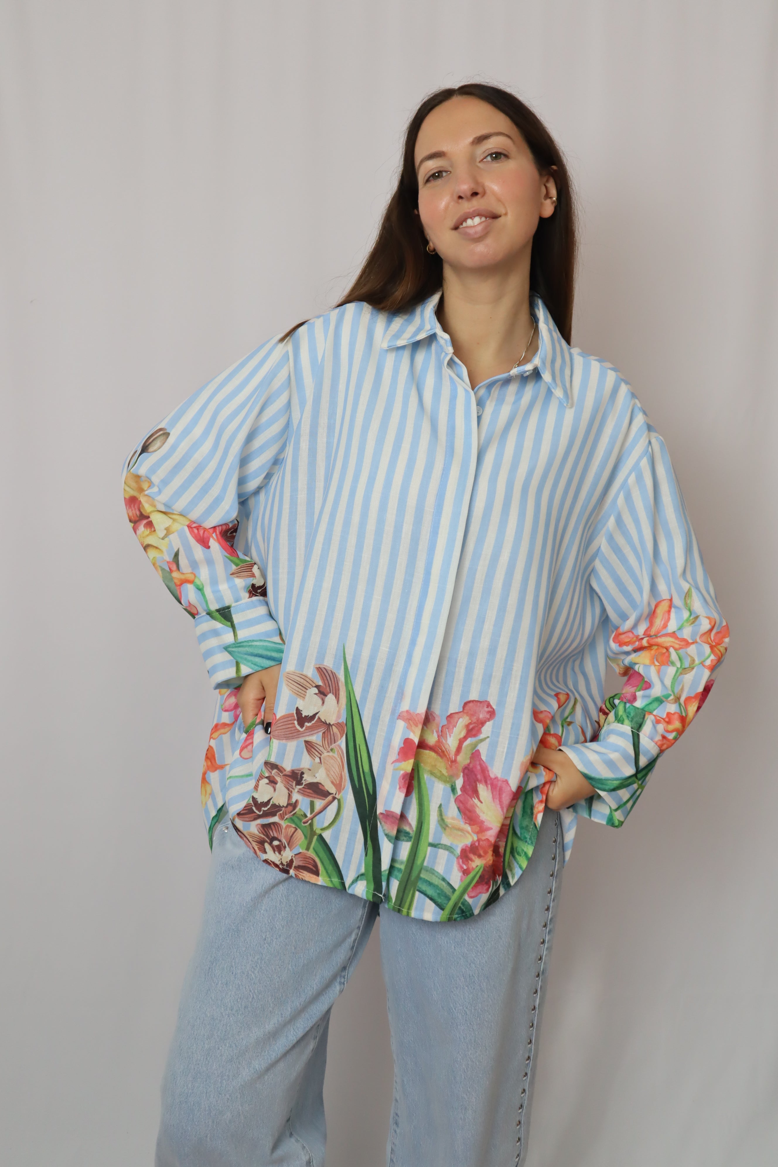 Camisa riscas com flores