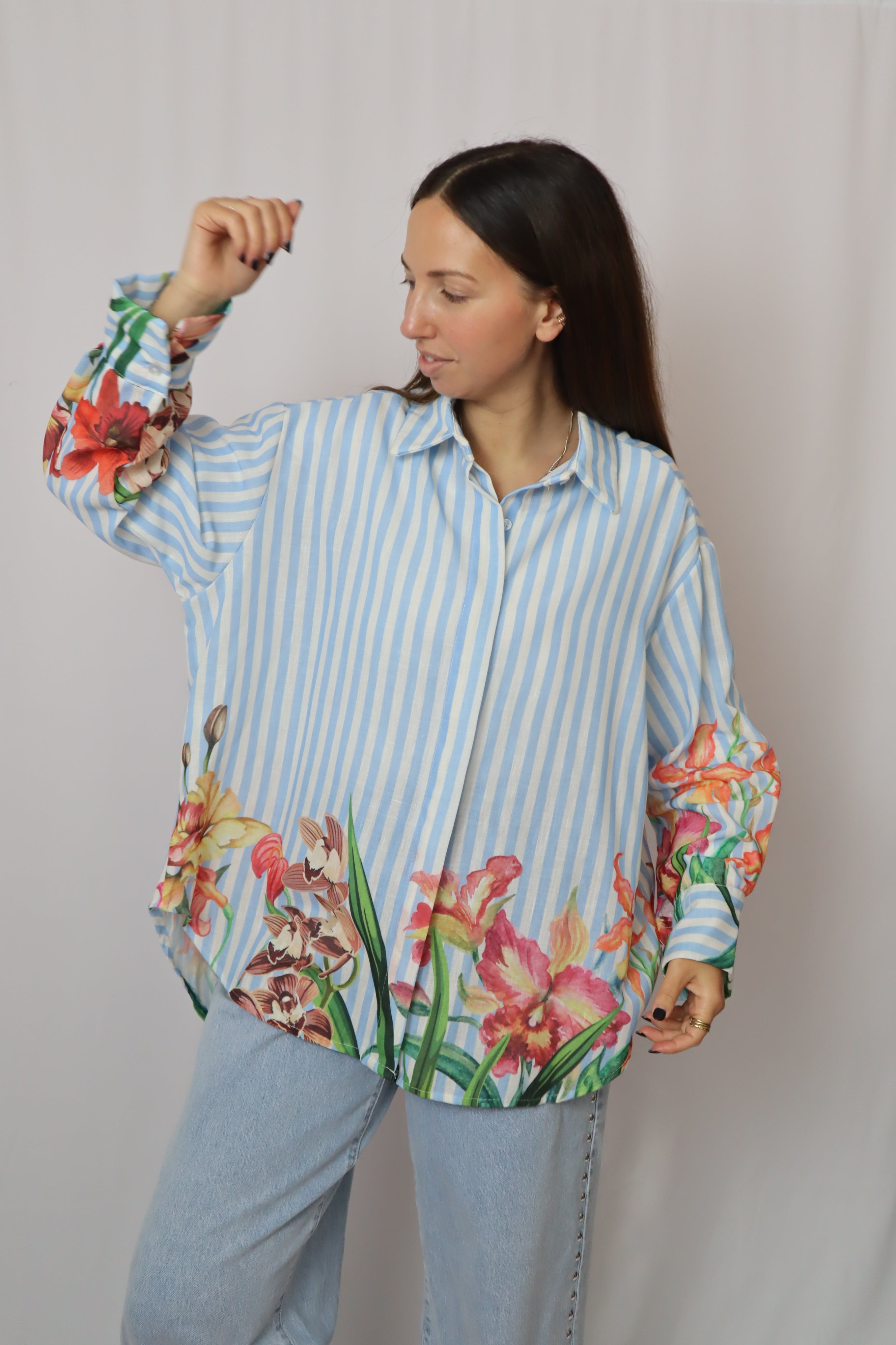 Camisa riscas com flores