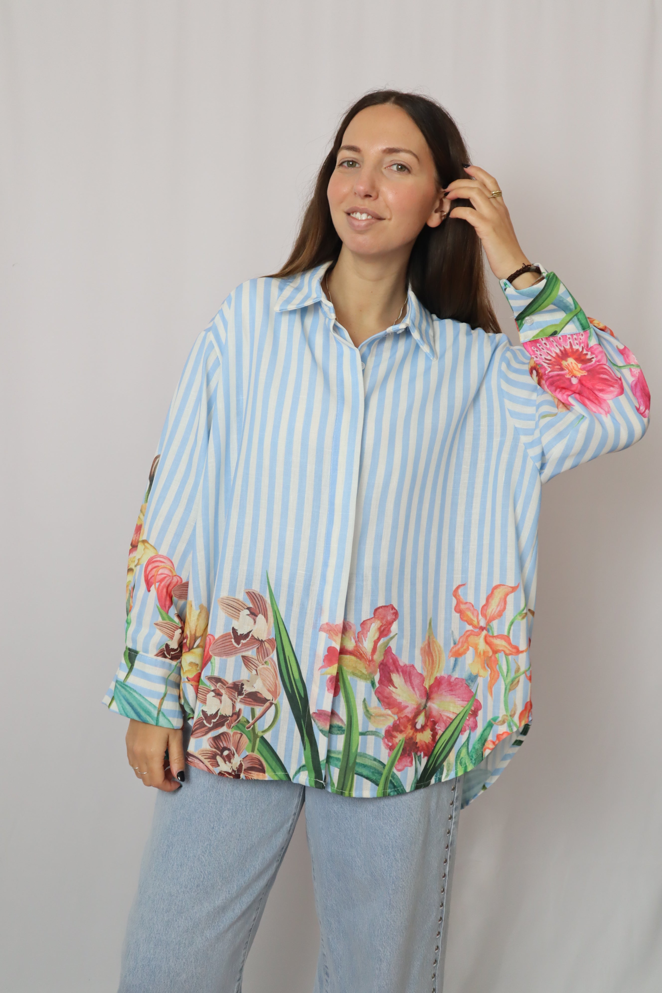 Camisa riscas com flores