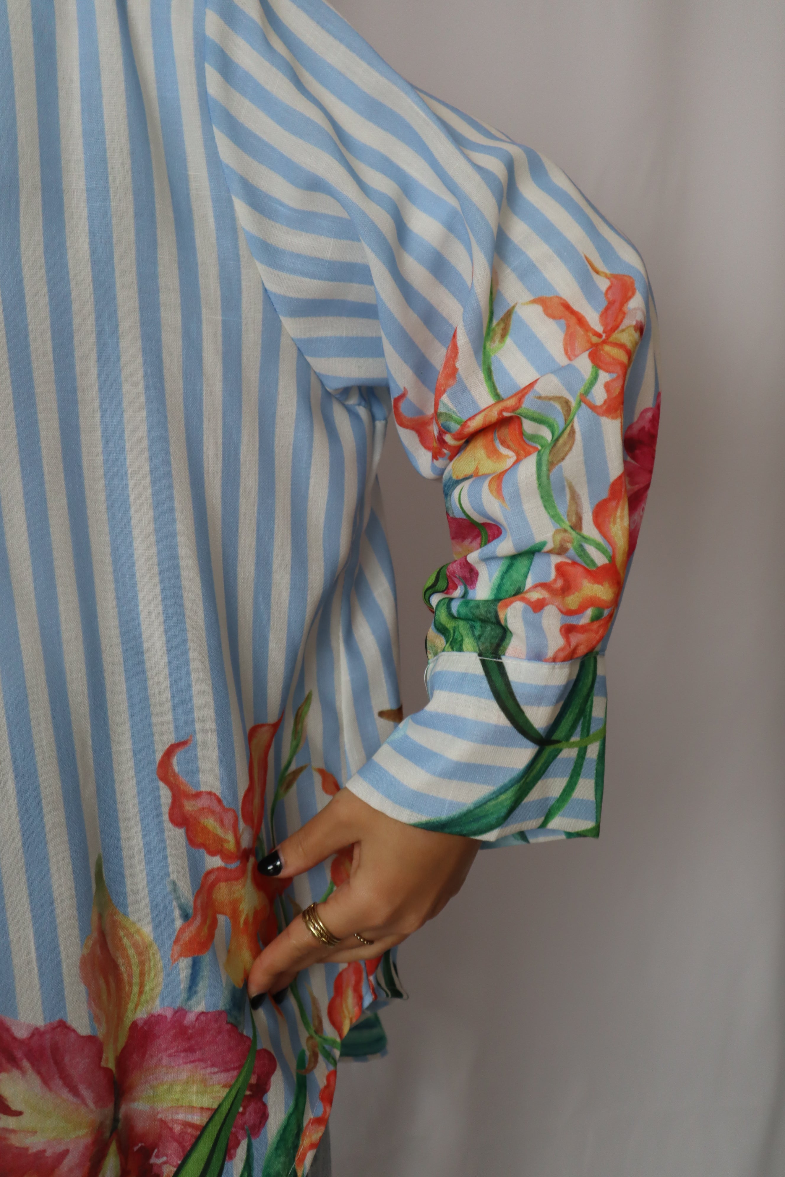 Camisa riscas com flores