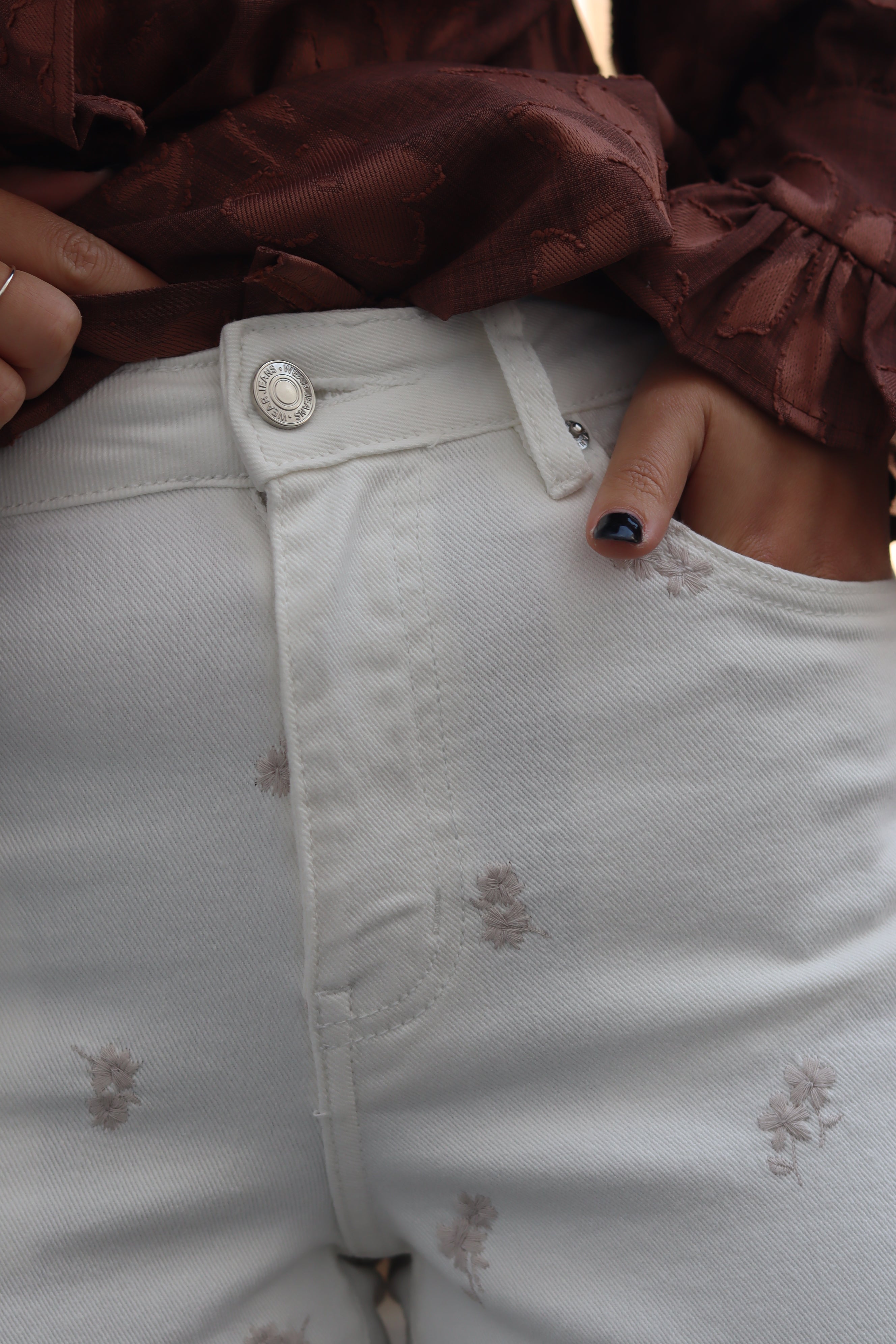 Calças brancas bordados