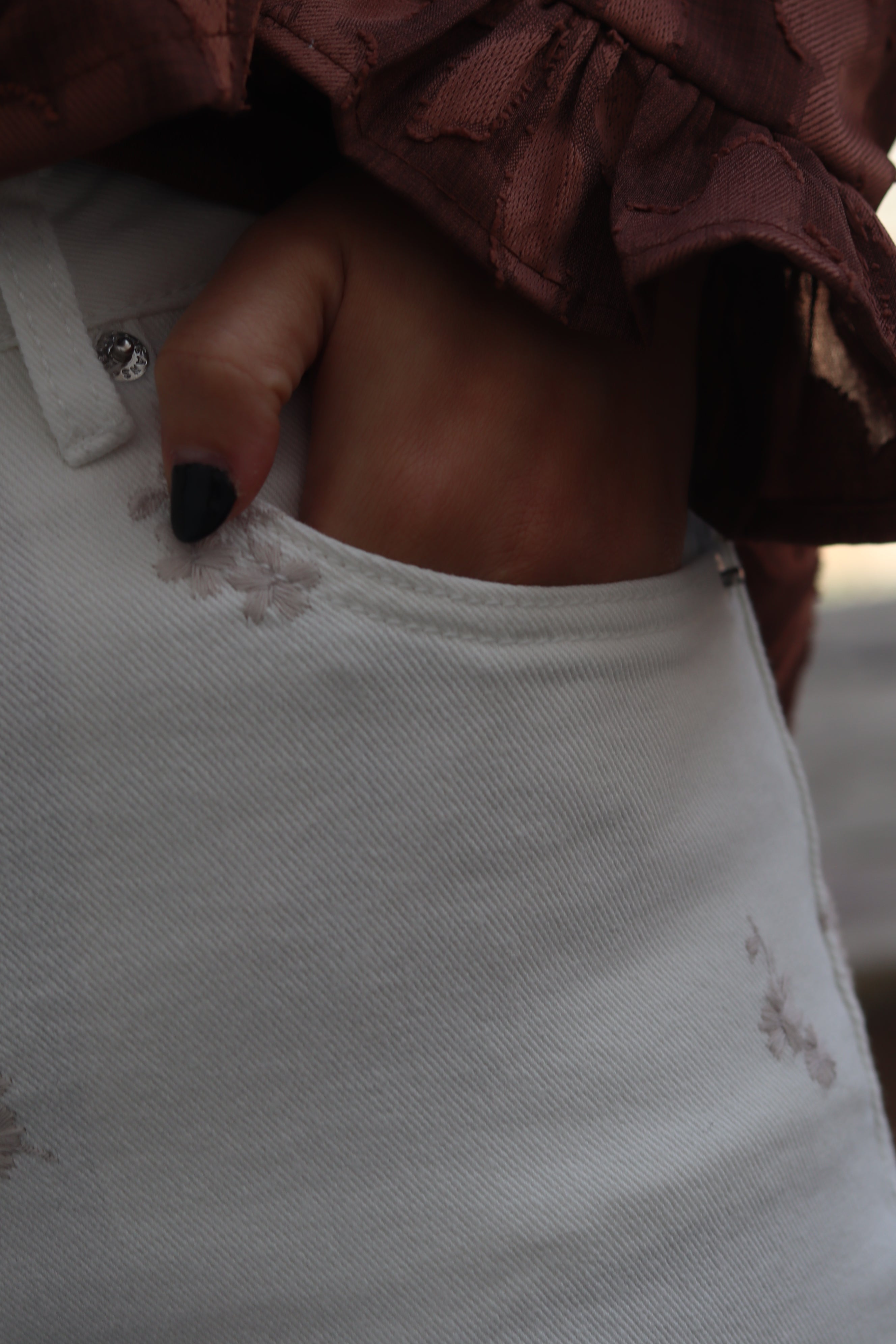 Calças brancas bordados