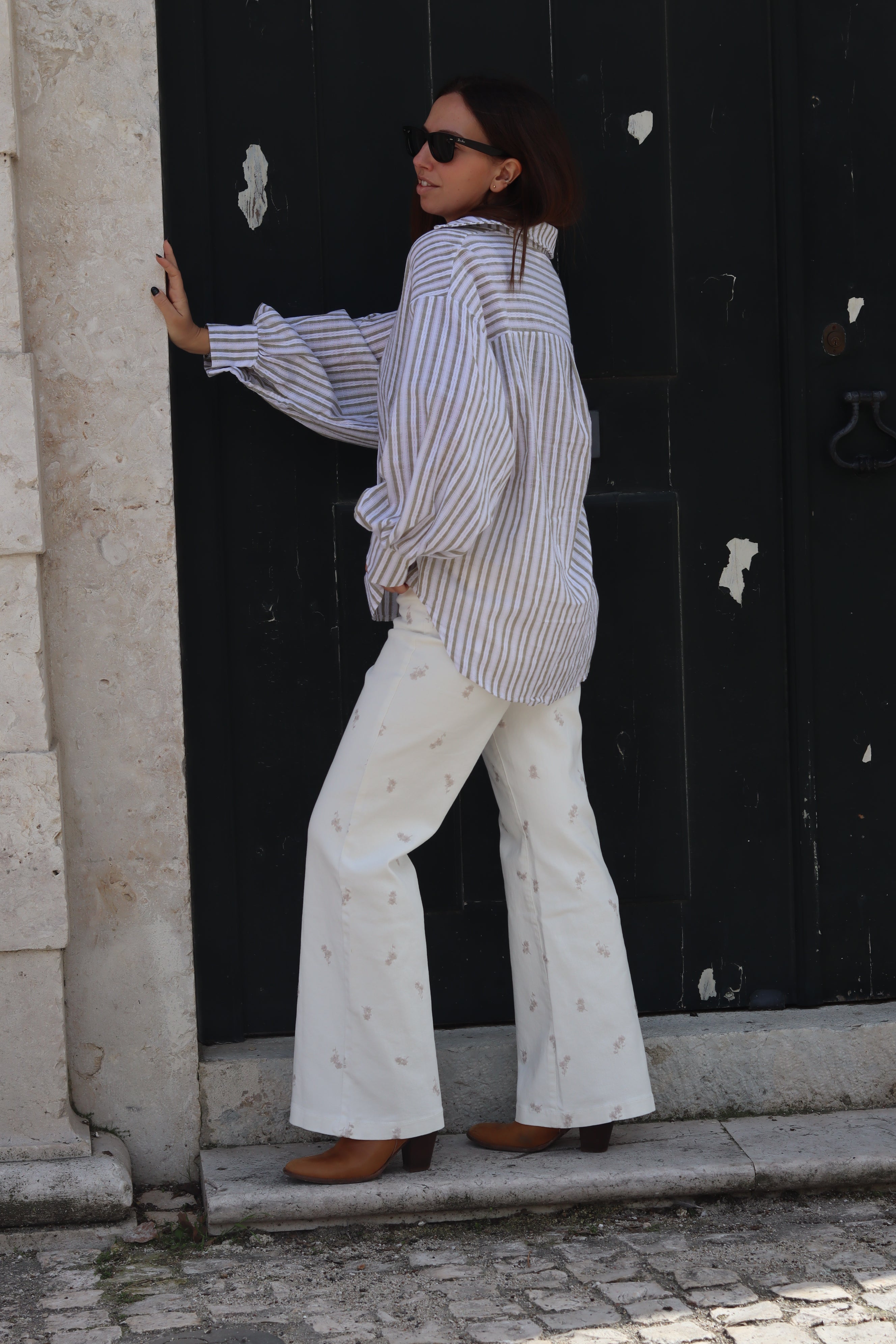 Calças brancas bordados