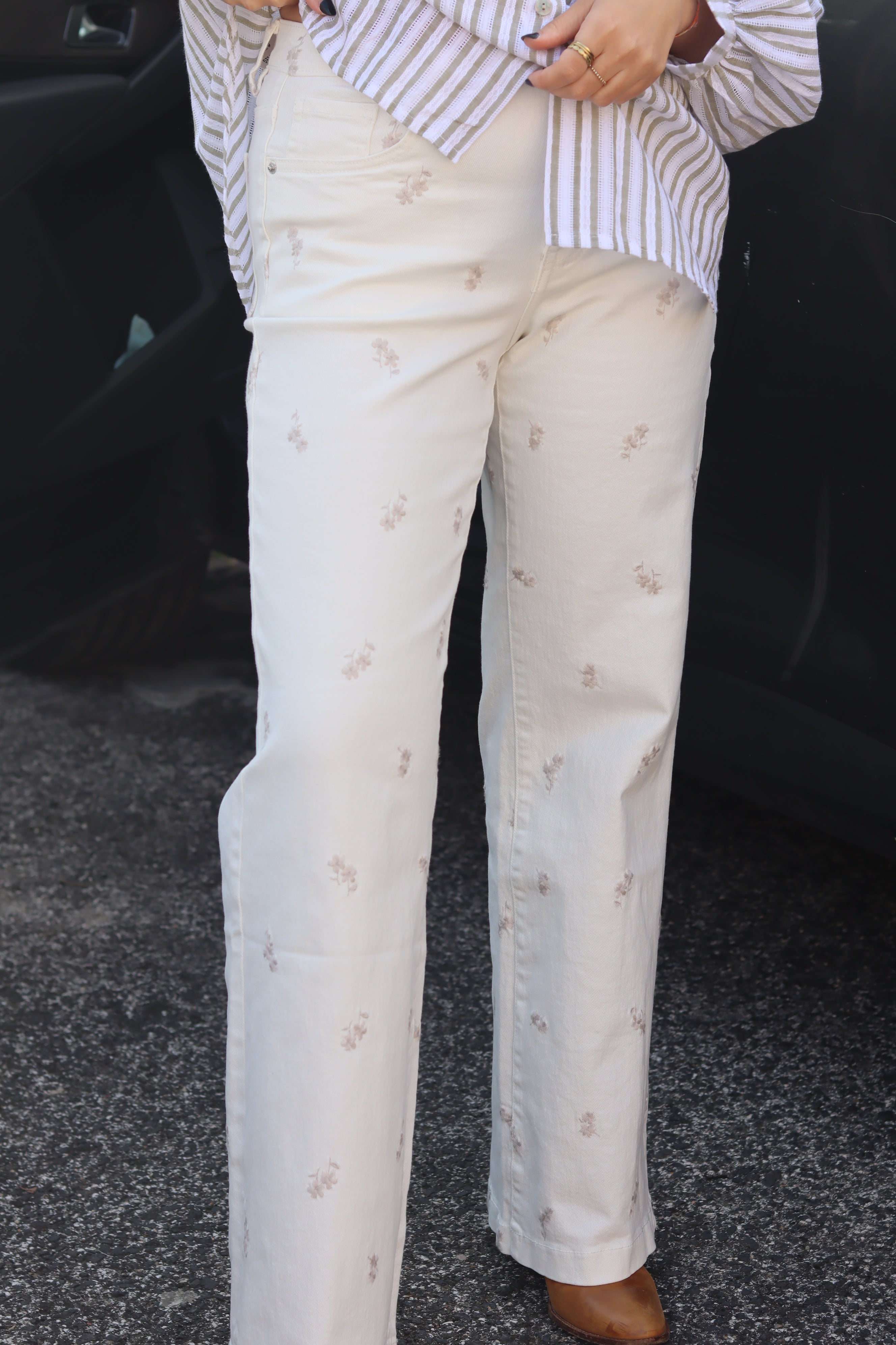 Calças brancas bordados