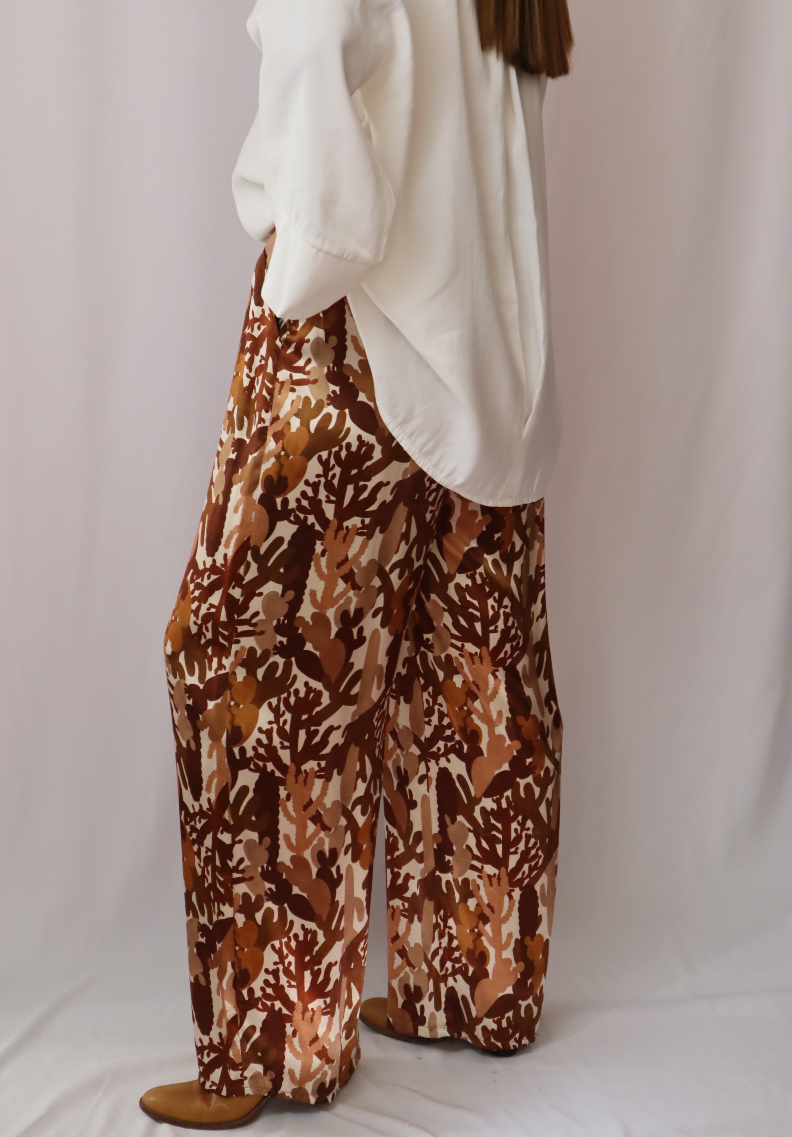 Calças estampadas castanhos