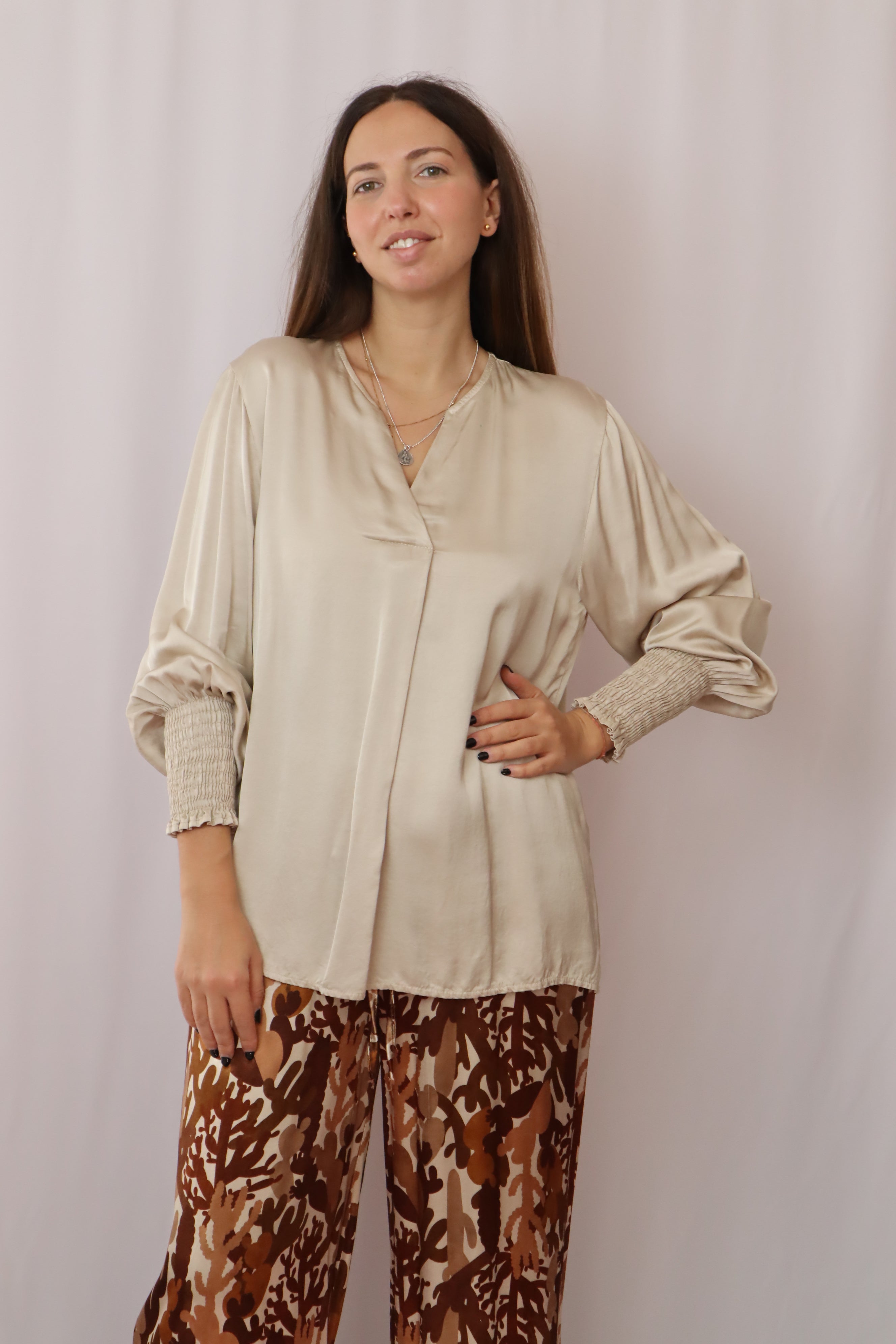 Blusa acetinada