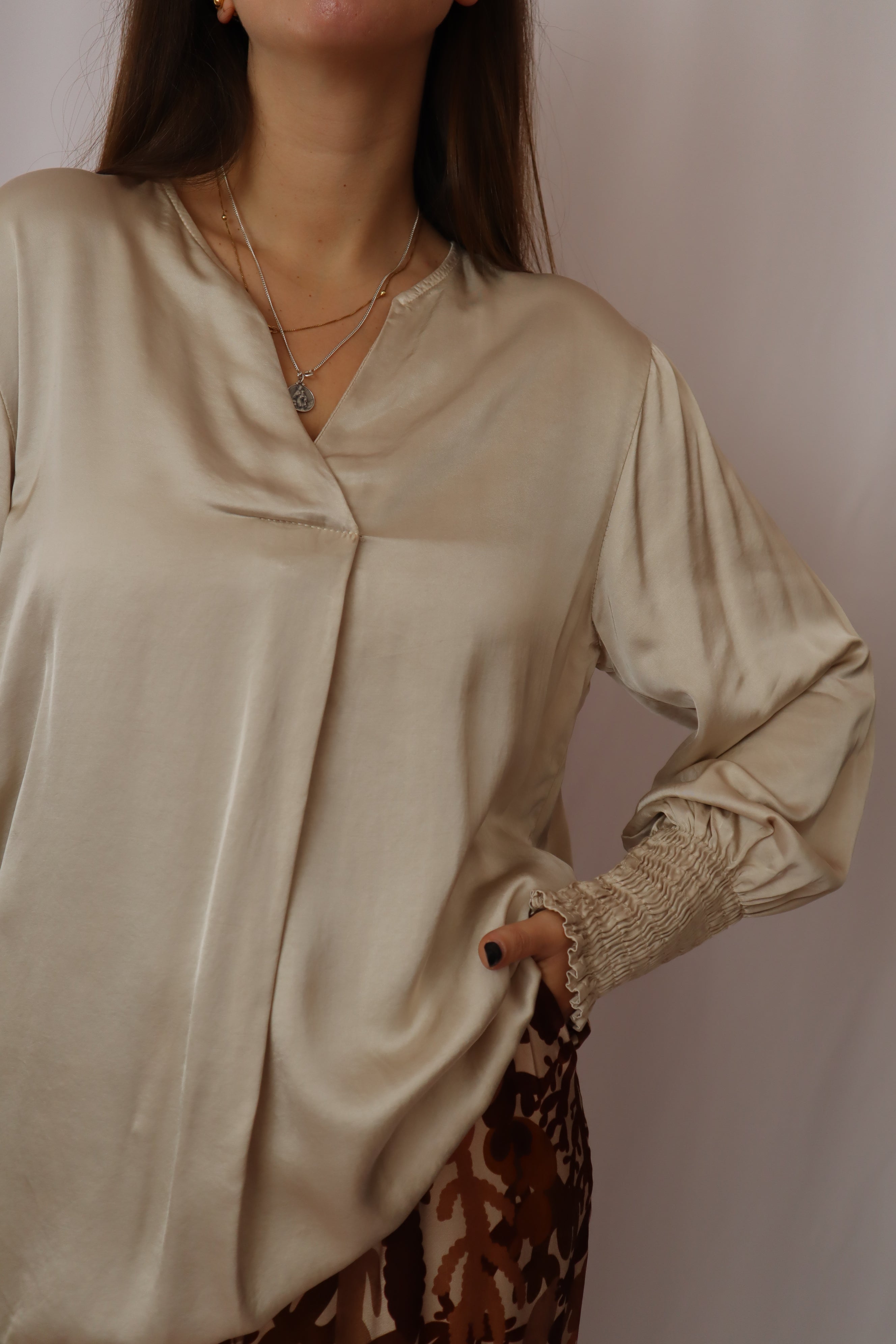 Blusa acetinada